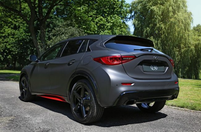 Anti Chic INFINITI Q30 mat zwart achterzijde
