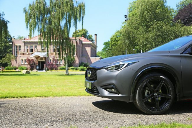 Anti Chic INFINITI Q30 mat zwart neus 2016