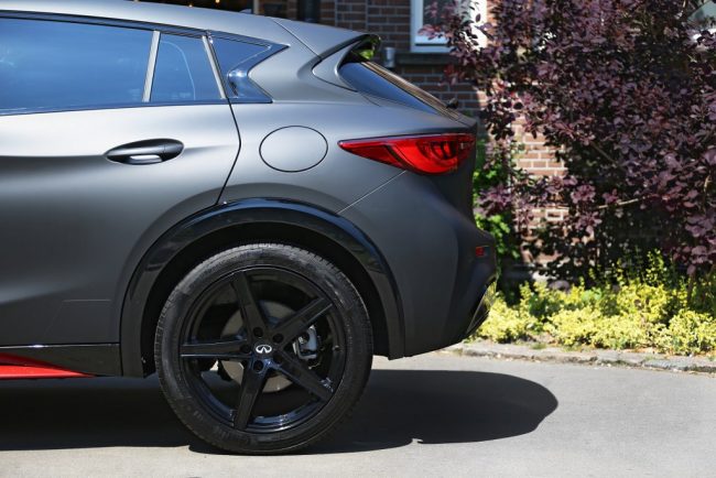 Anti Chic INFINITI Q30 mat zwart