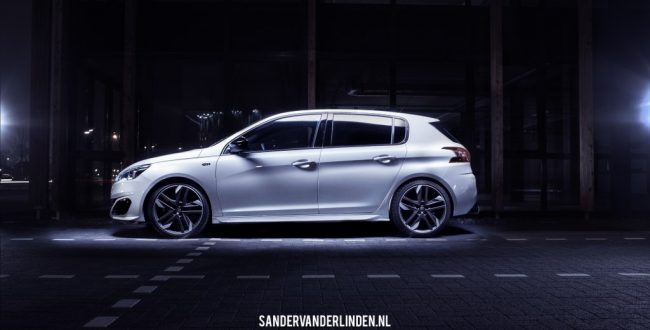 Peugeot 308 GTi zijkant wit