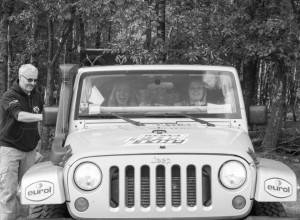 Automeisjes Go Offroad Evenement 2015 De Jeep start de tijdrit