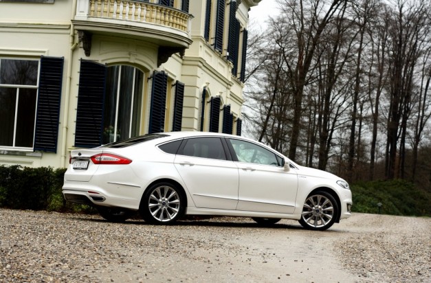 Ford Mondeo Vignale zij aanzicht foto