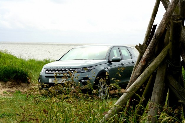 Landrover Discovery Sport aan de kust van Denemarken panorama