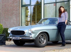 Nina Aaldering en haar klassieker Volvo P1800e voor The Gallery Brummen