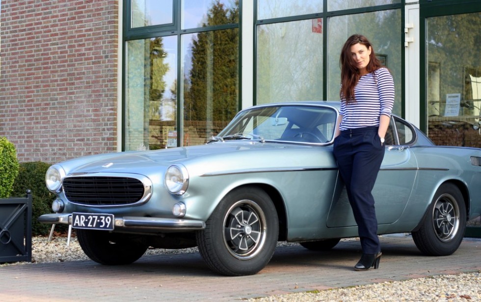 Nina Aaldering en haar klassieker Volvo P1800e voor The Gallery Brummen