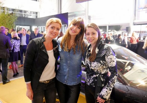 Een Porsche showroom vol met dames
