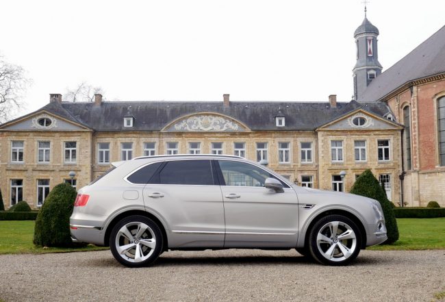 Bentley Bentayga SUV foto zijkant