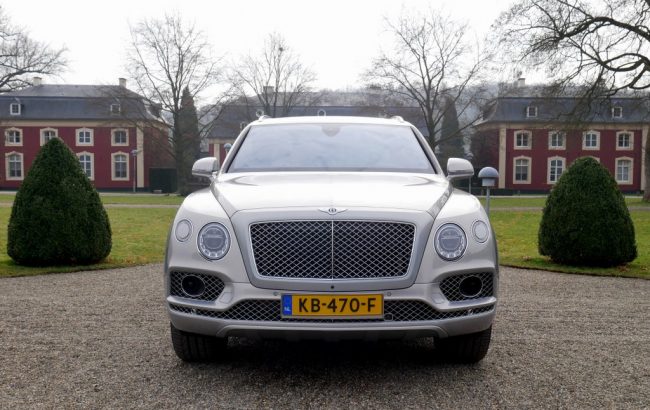 Bentley Bentayga full frontal SUV voorkant