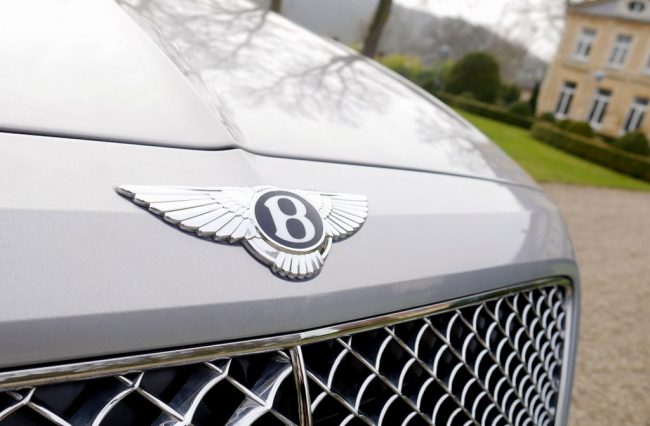 Bentley Bentayga SUV logo motorkap voorzijde