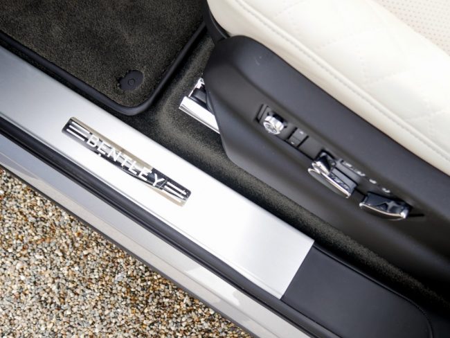 Bentley Bentayga instaplijst dorpel logo W12