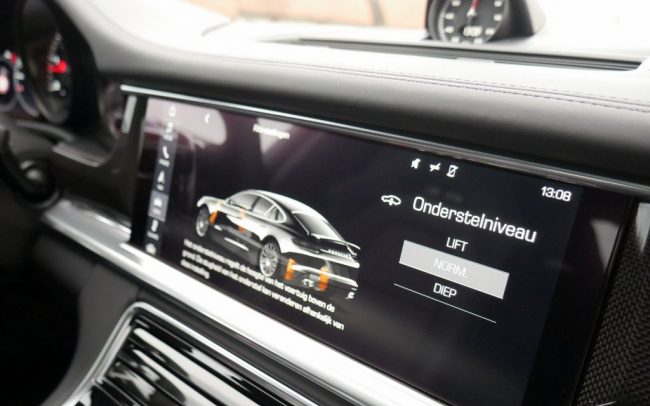 Porsche Panamera interieur onderstel touchscreen