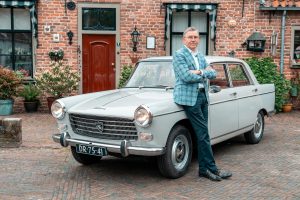Henk Visscher en zijn eerste auto: de Peugeot 404