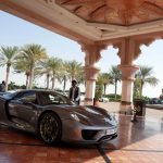 Porsche 918 Spyder valet parking Dubai Hetautomeisje