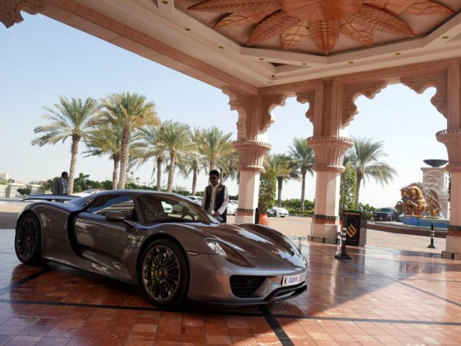 Porsche 918 Spyder valet parking Dubai Hetautomeisje