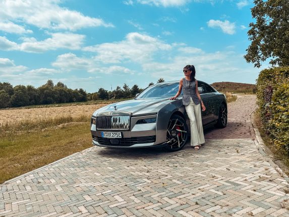 Introductie Rolls-Royce Black Badge Spectre (659 PK!!)