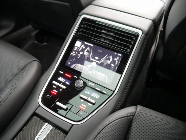 Porsche Panamera 4S achterbank beeldscherm
