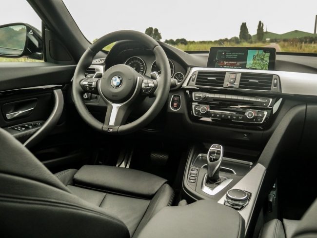 cockpit-BMW 3 serie 330 navigatie automaat interieur