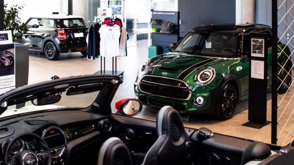 4 tips bij het kopen van een tweedehands motor of auto